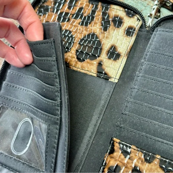 Women’s Animal Printed Faux Leather Wallet with Pockets - Picture 6 of 9
